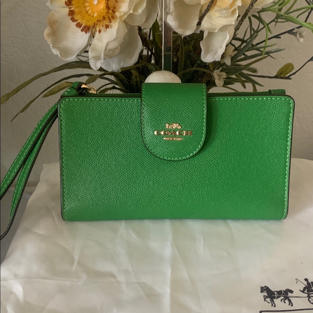 NWOT COACH LARGE TECH PHONE WALLET IN KELLY GREEN LEATHER